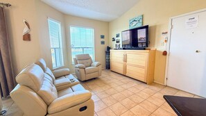 薄型テレビ、DVD プレーヤー、書斎 / ワークスペース