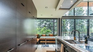 Una cocina moderna con un ventanal grande, un banco empotrado y vistas al exterior.