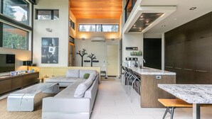 Un interior moderno con sala de estar, cocina y comedor.