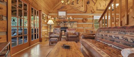 Una televisión, una chimenea, un reproductor de DVD, un futbolín