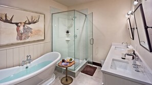 Hair dryer, towels, soap, shampoo - Luxury home + Hot Tub + Close to skiing - Blackstone Lodge (Steamboat Springs)