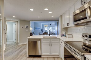 Frigorifero, microonde, forno, piano cottura