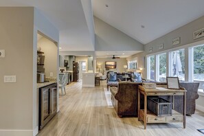 Smart TV, DVD player - 44 Mooring Buoy- 3rd Row (176 yard walk) to Ocean, Fido Friendly & Large Pool (Hilton Head)