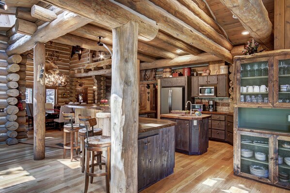 Dining - Experience luxury at Bear Lodge, a spacious 6-bedroom retreat in Breckenridge! (Breckenridge)