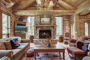 TV, fireplace - Experience luxury at Bear Lodge, a spacious 6-bedroom retreat in Breckenridge! (Breckenridge)
