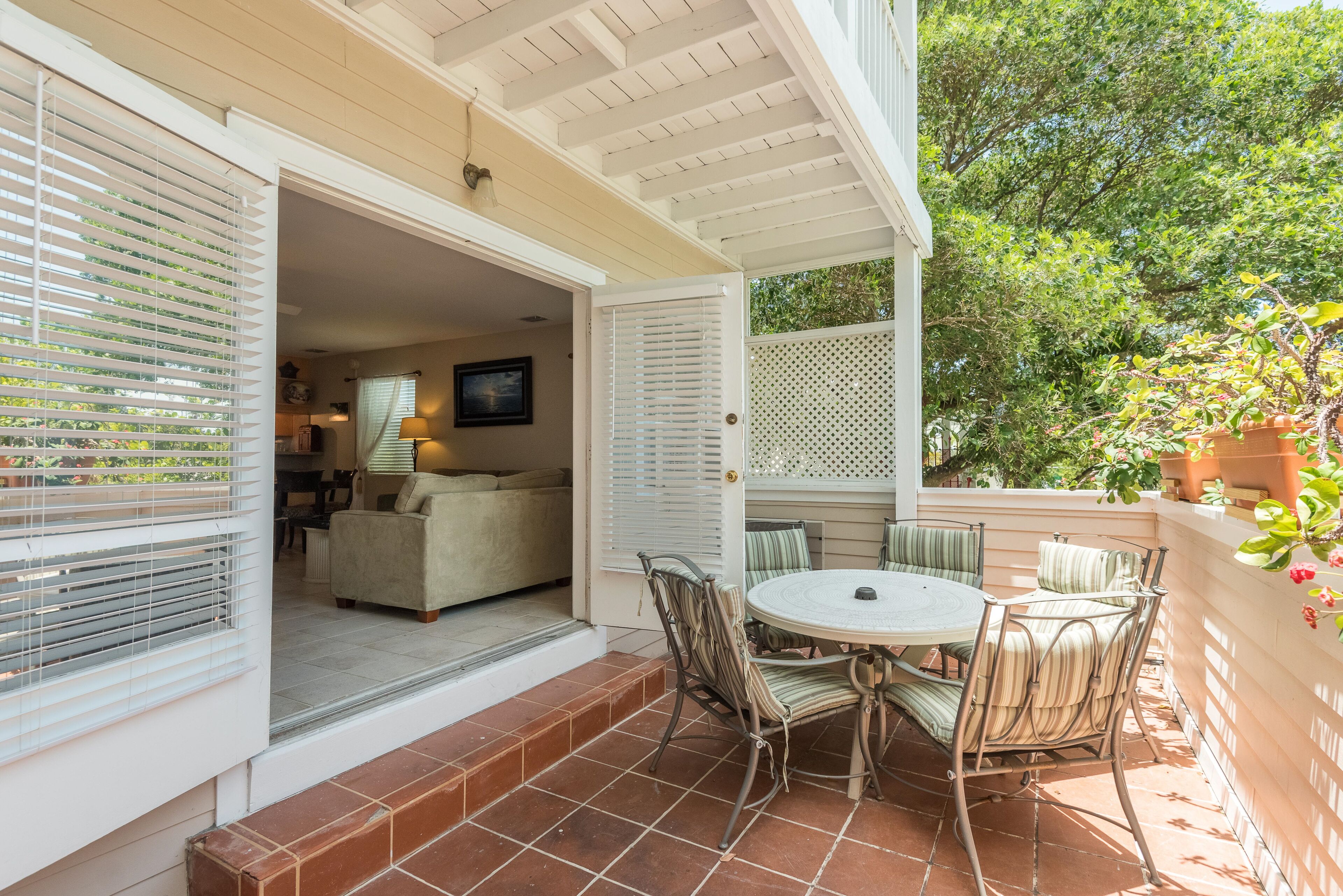 Peaceful condo in Duval Square/Old Town with lush gardens, pool, & chic decor