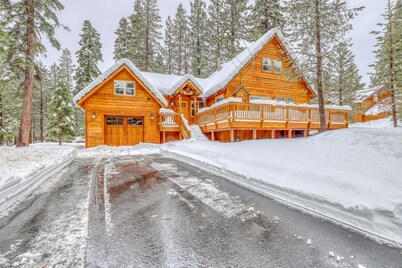 Lovely mountain cabin with hot tub, pools, sauna & dock - near skiing, golf