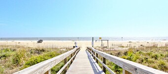 Pet-Friendly Drei Geschichte Stadthaus mit zwei privaten Balkonen, nur 1 Block zum Strand!