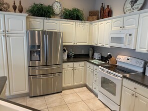 Fridge, microwave, oven, stovetop - Walking Distance to Lake Sumter Landing! Bikes & BBQ Included! (The Villages)