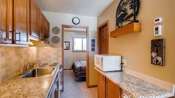 Een koelkast, een magnetron, een oven, een kookplaat