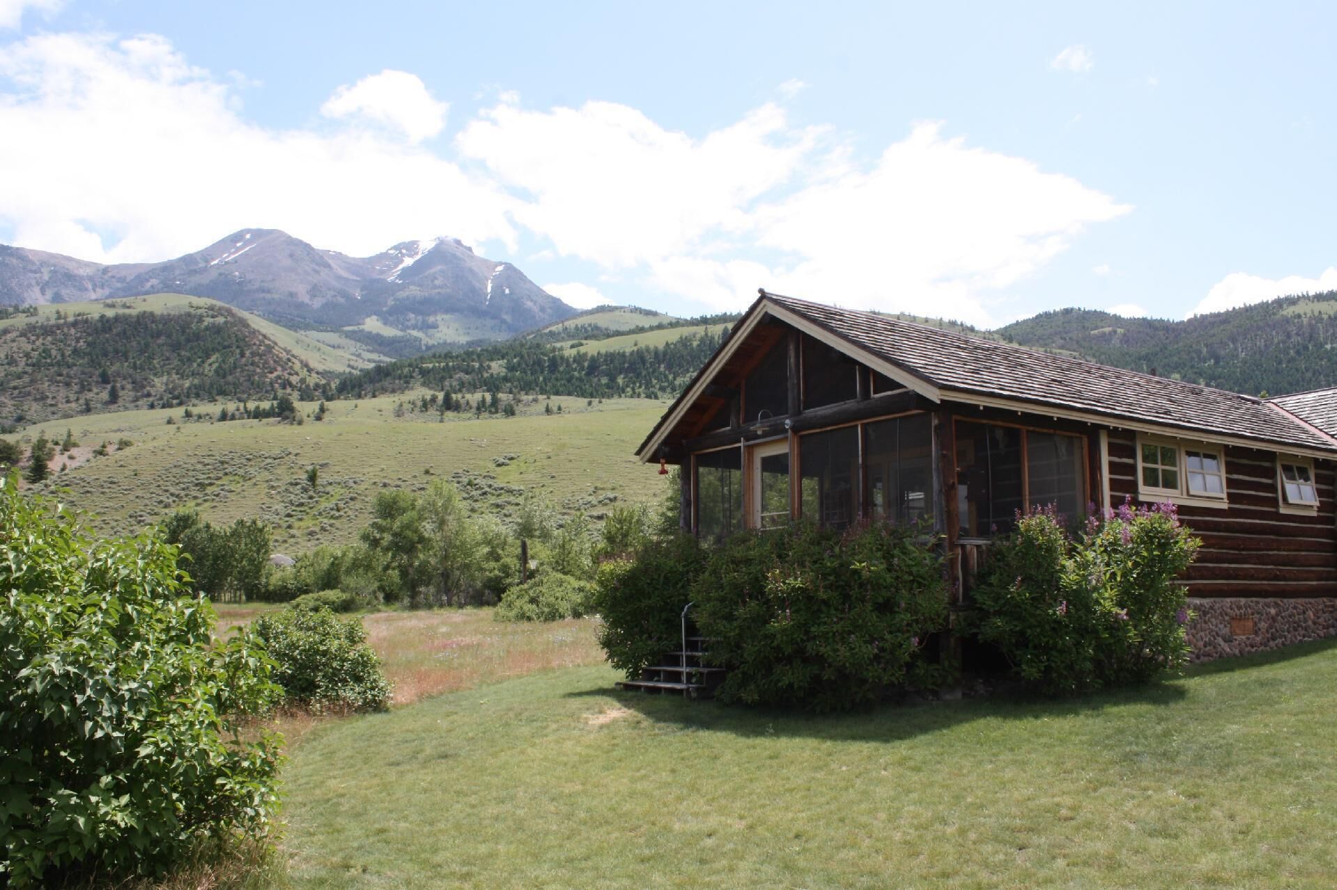 Absaroka Cabins - Rustic, Carefully Restored Cabins In The Paradise Valley