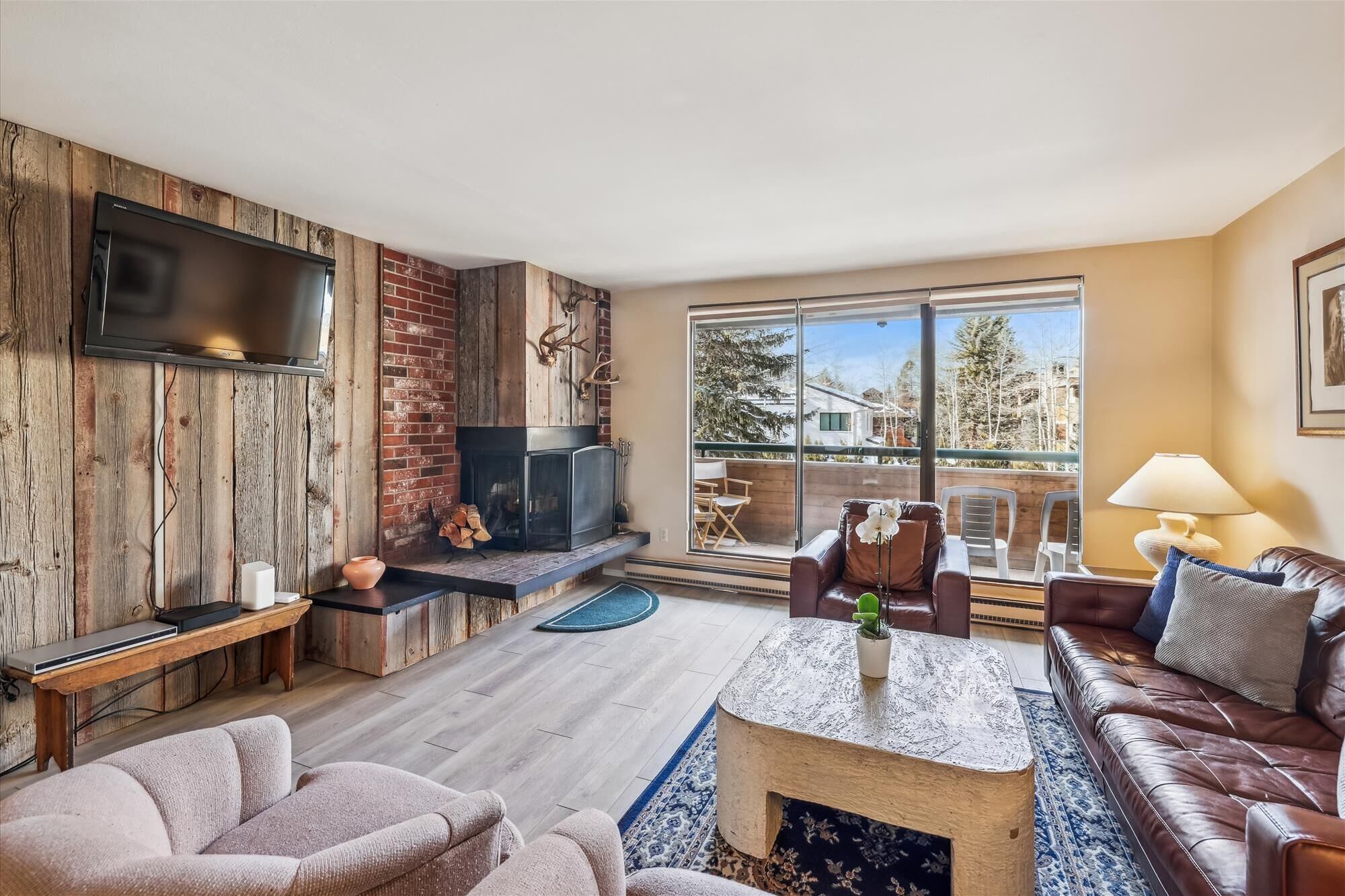 Télévision à écran plat, cheminée