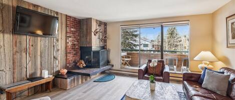 Una televisión de pantalla plana, una chimenea