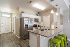 Fridge, microwave, oven, stovetop - Poolside escape at Nemo Cay Resort – family-friendly beach retreat (Corpus Christi)