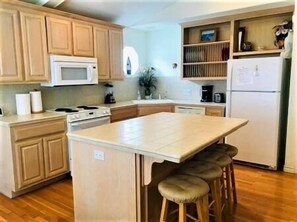 Kjøleskap, mikrobølgeovn, kokeplater og oppvaskmaskin