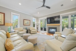 Fernseher, Kamin, DVD-Player