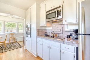 Refrigerador, microondas, horno, placa de cocina