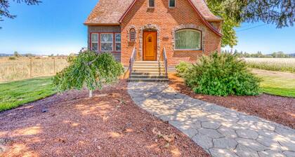 Historic Dog-friendly Home with Antiques, Near Wine Tasting