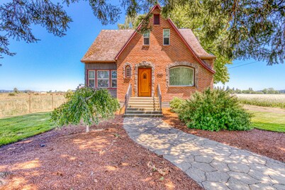 Historic Dog-friendly Home with Antiques, Near Wine Tasting