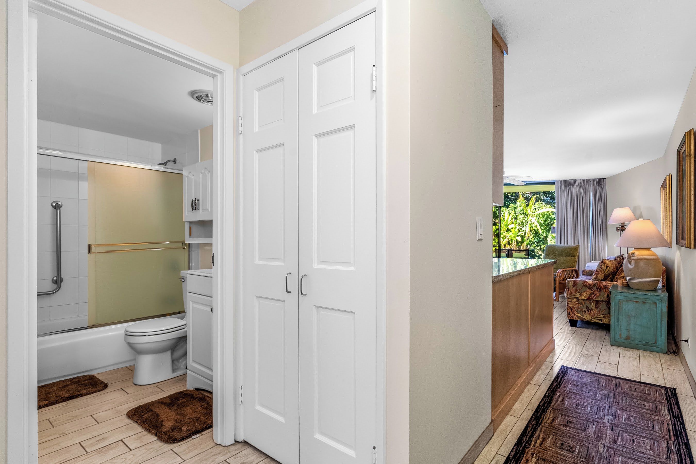 Une salle de bain moderne avec une douche, des toilettes et des meubles blancs.