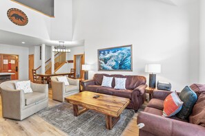 TV, fireplace, DVD player - Penthouse w/ Loft in Great Location Near River Run & Mountain House Base Area (Keystone)