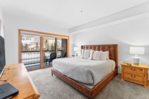 4 bedrooms, iron/ironing board, Internet, bed sheets - Penthouse w/ Loft in Great Location Near River Run & Mountain House Base Area (Keystone)