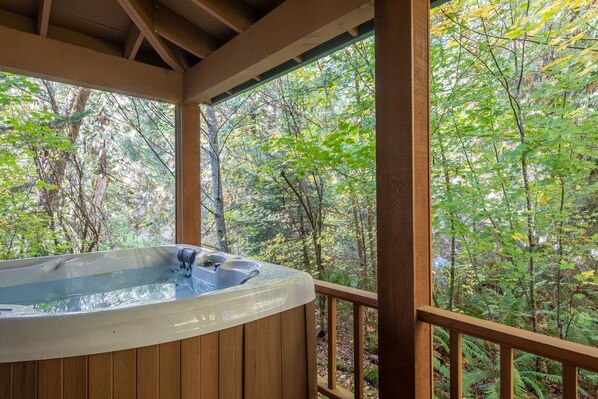 Outdoor spa tub