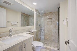 Kombination af bruser/badekar, hårtørrer, håndklæder