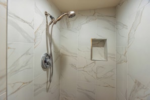 Ensemble douche/baignoire, sèche-cheveux, serviettes fournies, savon