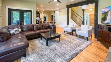 Smart TV, chimenea y tenis de mesa