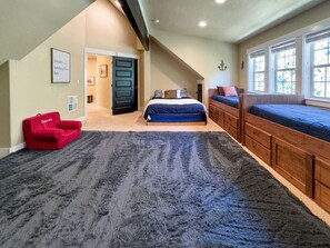 5 Schlafzimmer, Schreibtisch, Bügeleisen/Bügelbrett, Reisekinderbett