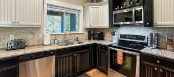 Luxury Shoreline Cabin Overlooking Lake Cascade