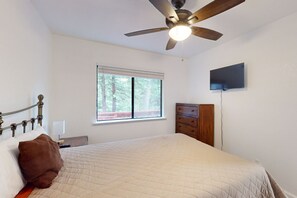 2 bedrooms, iron/ironing board, WiFi, bed sheets - Rustic Cabin in the Forest with WiFi - Perfect for Year-Round Getaways - Dogs OK (Shaver Lake)