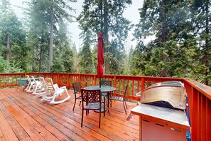 Outdoor dining - Rustic Cabin in the Forest with WiFi - Perfect for Year-Round Getaways - Dogs OK (Shaver Lake)