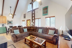 TV, stereo - Rustic Cabin in the Forest with WiFi - Perfect for Year-Round Getaways - Dogs OK (Shaver Lake)