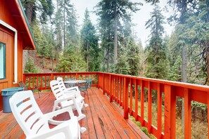 Property grounds - Rustic Cabin in the Forest with WiFi - Perfect for Year-Round Getaways - Dogs OK (Shaver Lake)