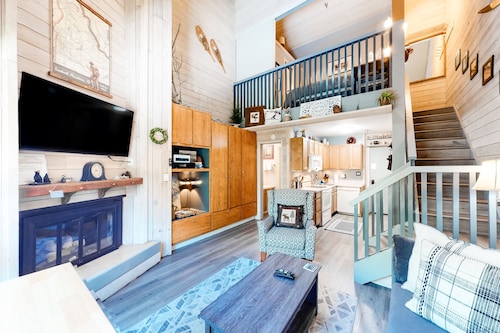 Mountain studio & loft with fireplace, near skiing & trails