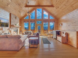 Smart-TV, Kamin, Videospiele, DVD-Player