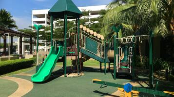 Zona de juegos infantil al aire libre