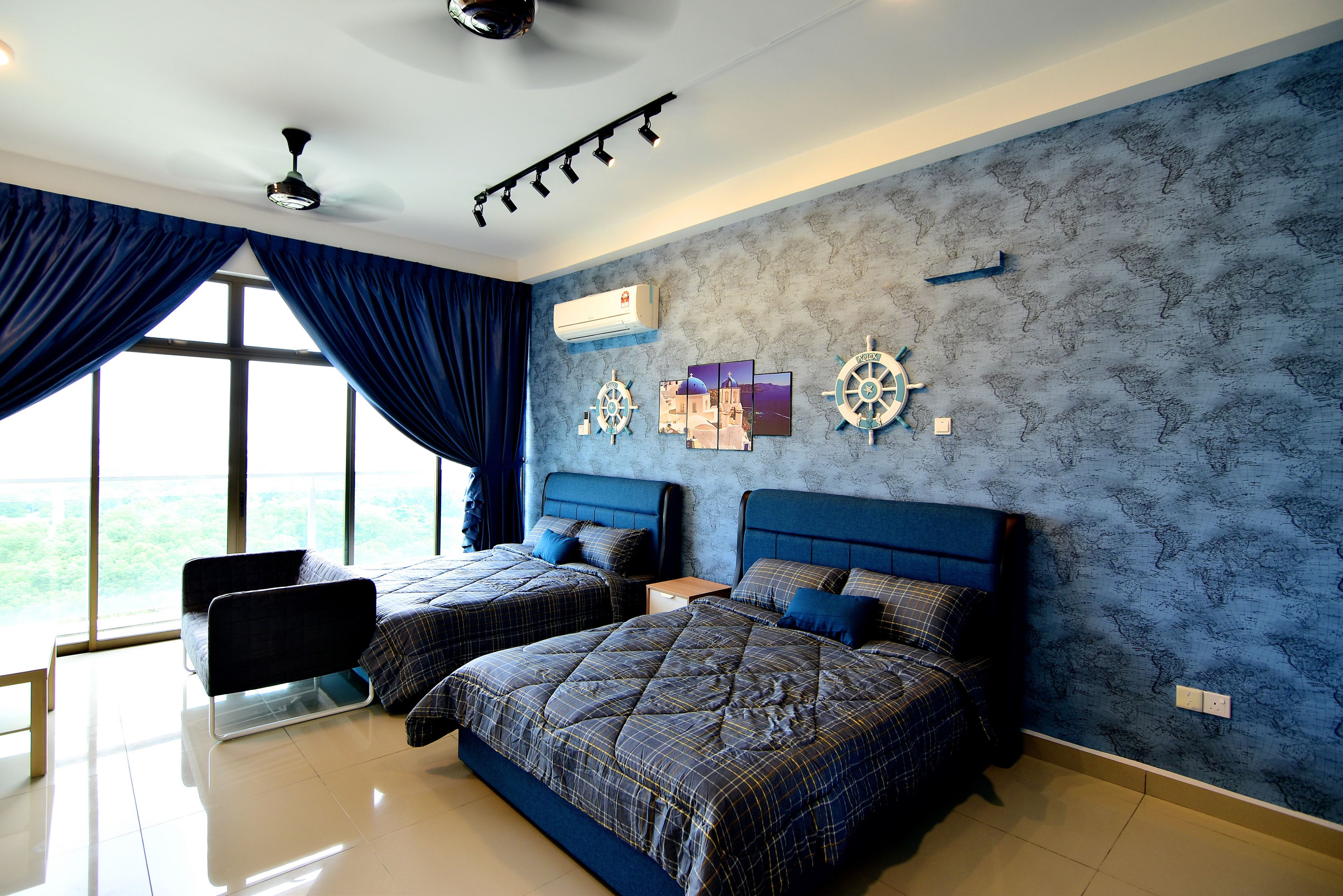 Estudio Confort, 2 camas de matrimonio, balcón, vistas a la ciudad | 1 dormitorio, decoración individual, mobiliario individual y escritorio