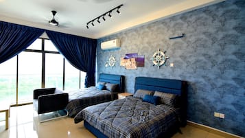 Estudio Confort, 2 camas de matrimonio, balcón, vistas a la ciudad | 1 dormitorio, decoración individual, mobiliario individual y escritorio