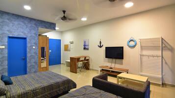 Studio Comfort, 2 Tempat Tidur Queen, balkon, pemandangan kota | 1 kamar tidur, meja kerja, setrika/meja setrika, dan Wi-Fi gratis