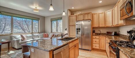 Een koelkast, een magnetron, een oven, een kookplaat