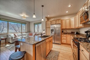 Jääkaappi, mikroaaltouuni, uuni, liesi