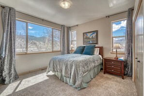 2 bedrooms, iron/ironing board, Internet, bed sheets - Dog Friendly- River Livin' Downtown Salida (Salida)