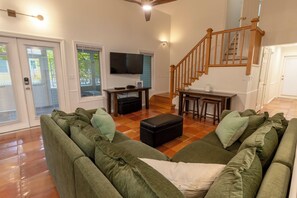 DVD player, books - Beachwalk Resort - Huge Enclosed Porch & Hot Tub (Michigan City)