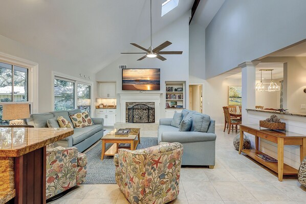 Smart TV, DVD player - 10 Baynard Cove-5 Minute walk to the beach with Private Pool & Spa (Hilton Head Island)