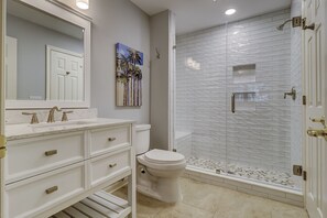 Tina, secadora de cabello, toallas 