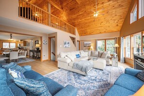 تلفزيون ذكي، مدفأة، مشغل دي في دي