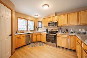 ثلاجة، ميكروويف، فرن، موقد طهي مسطح